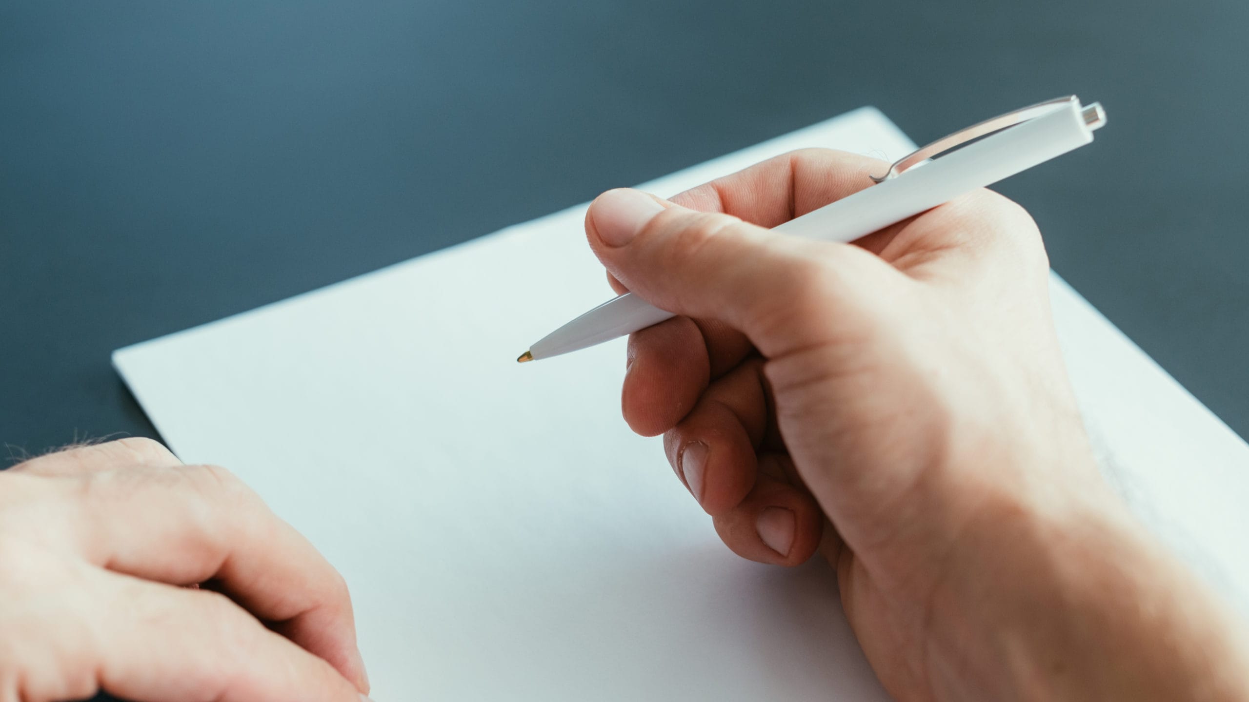 Рука ручка бумага. Человек с блокнотом в руках. Работа чистый лист. Работы на листке бумаги. Работа чистый лист.