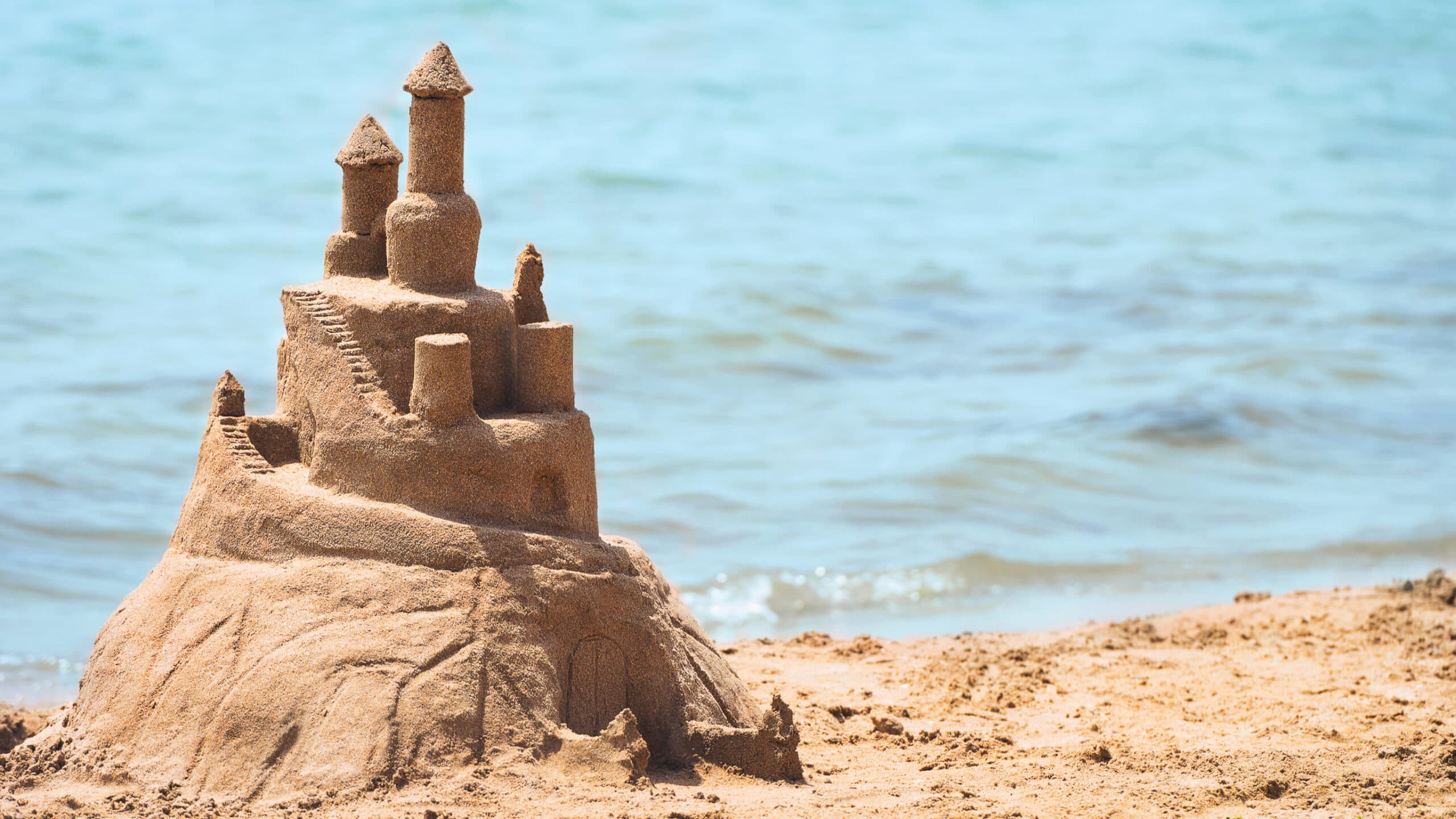 Песочный замок на фоне моря