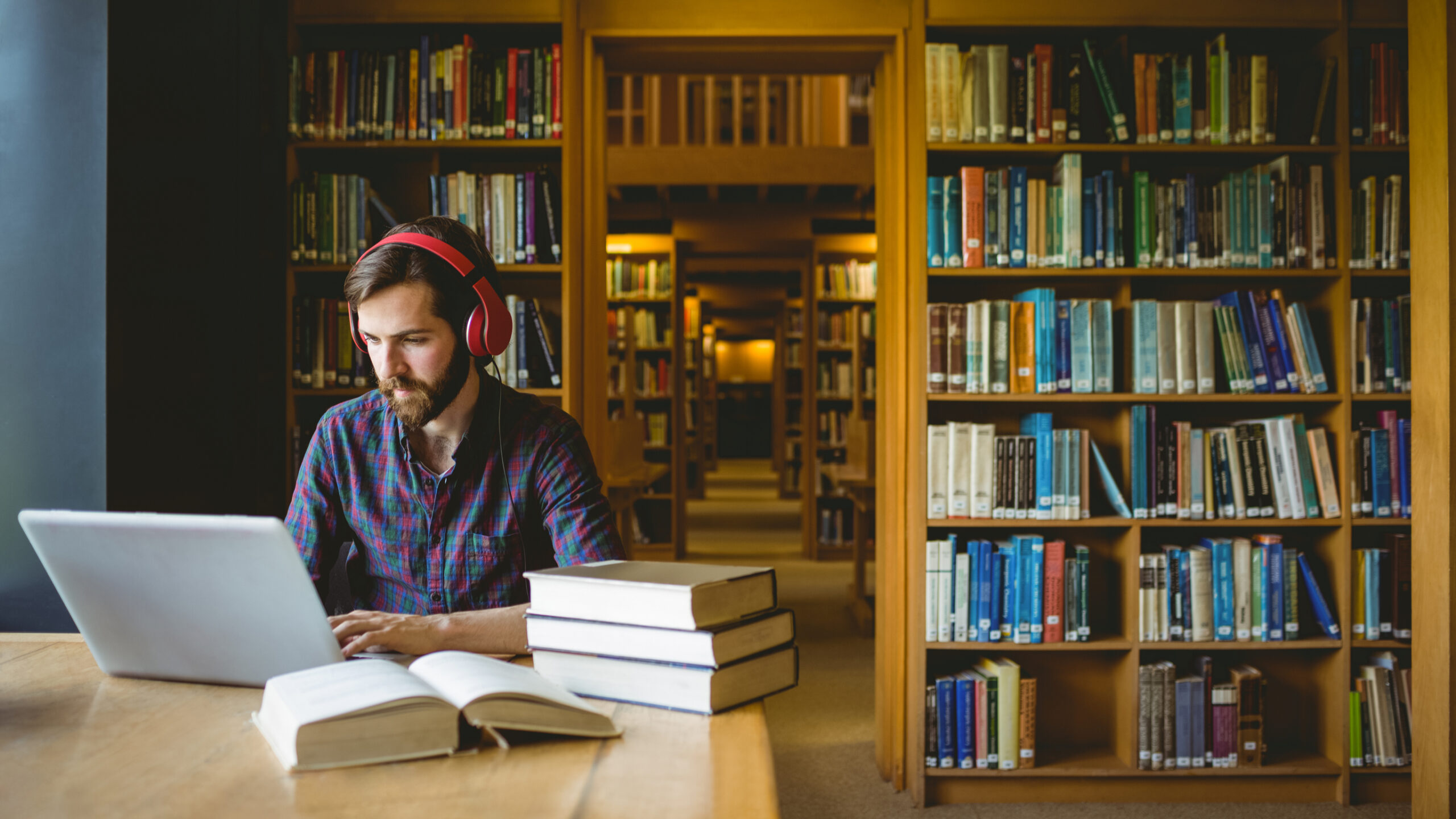 Academic reading is. Книга библиотека. Студент с книгами. Современная библиотека женщина. Аудиокниги фото в библиотеке