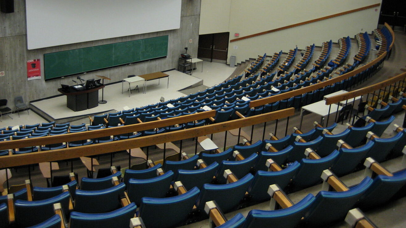 1280px-Curtis_Lecture_Halls_interior_view3_empty_class