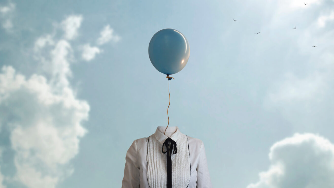 Surreal,Woman,Has,A,Balloon,Instead,Of,A,Head,That