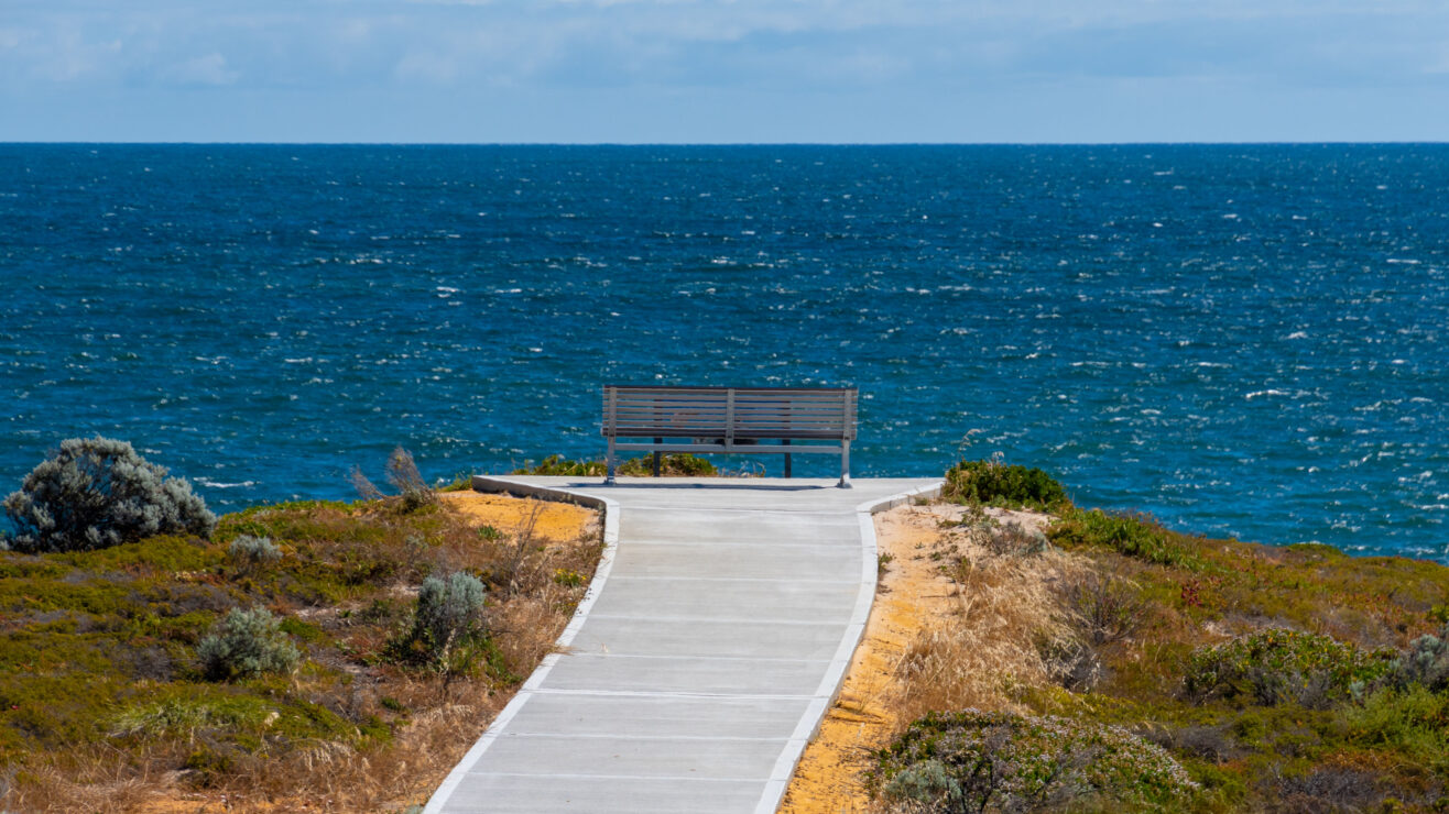 Bench,Looking,Outwards,To,The,Ocean,At,A,Scenic,Lookout