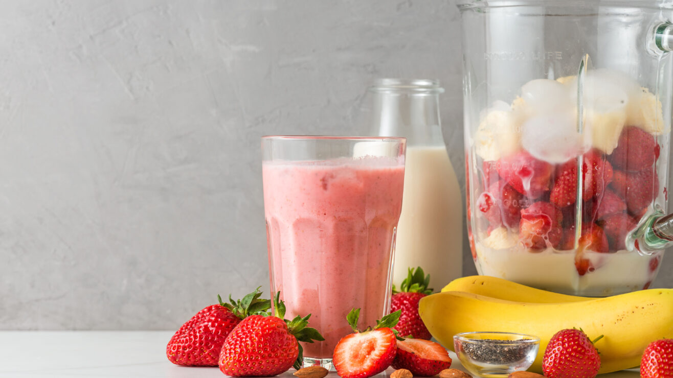 Glass,Strawberry,And,Banana,Smoothie,Or,Milkshake,With,Fresh,Juicy