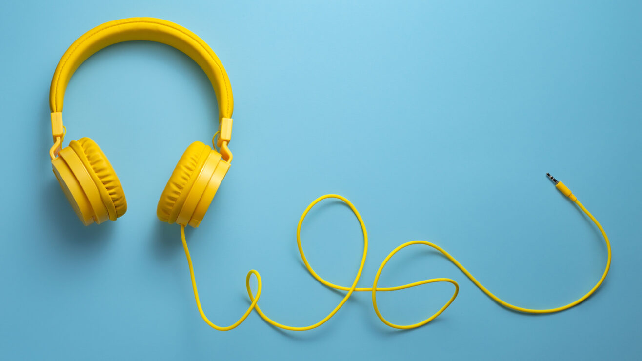 wonkhe-headphones-yellow-blue