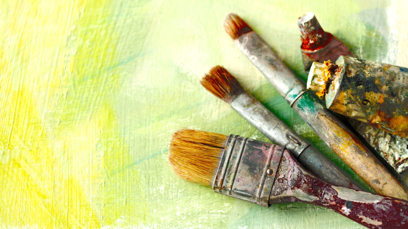 Vintage,Artists,Brushes,And,Paint,Tubes,On,An,Abstract,Artistic