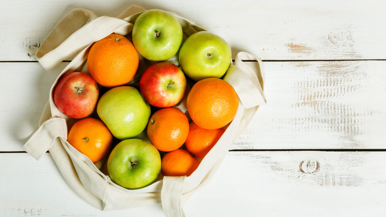 Colorful,Fruits,(apples,,Oranges,,Tangerines),In,A,Reusable,Eco,Bag