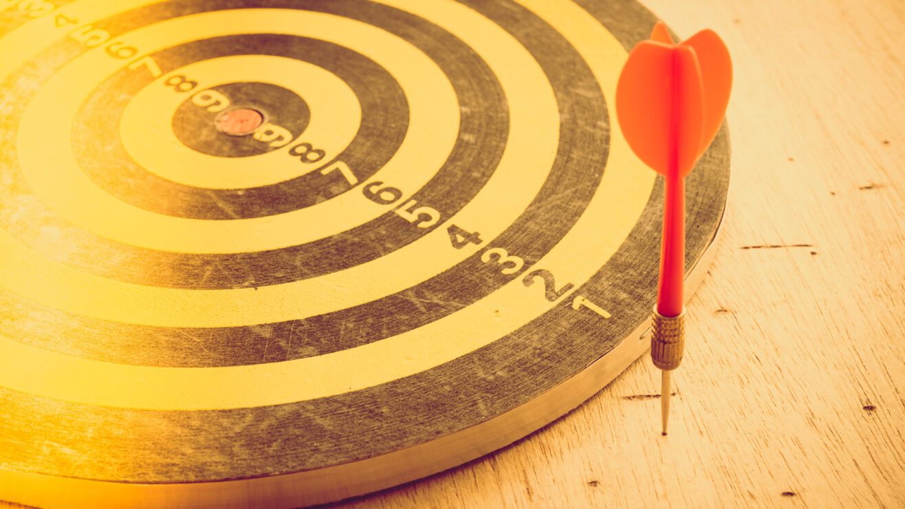 Red,Dart,Arrow,Unsuccess,Hitting,On,Center,Of,Dartboard,Business